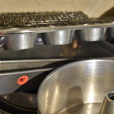 B Lot 14: Lot of Kitchen Cookware