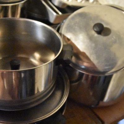 B Lot 14: Lot of Kitchen Cookware