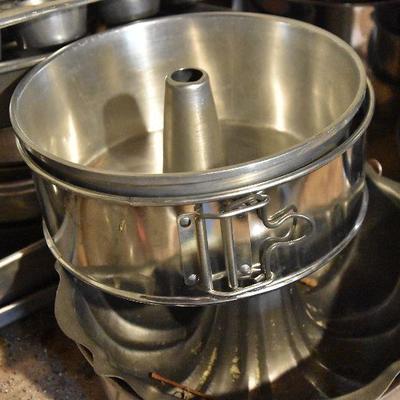 B Lot 14: Lot of Kitchen Cookware