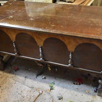 B Lot 15: Footed Hopechest