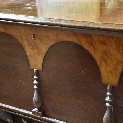 B Lot 15: Footed Hopechest