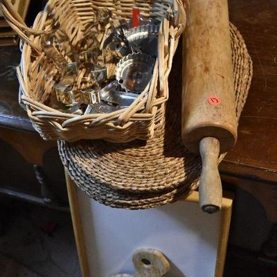 B Lot 17: Vintage Cookie Cutters & Large Wood Rolling Pin