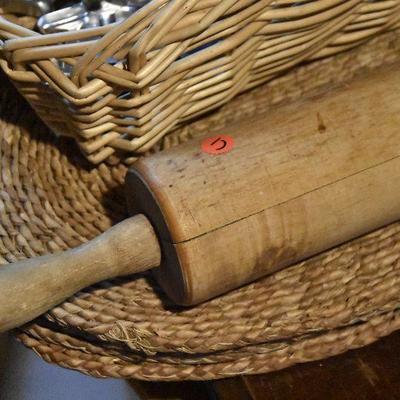 B Lot 17: Vintage Cookie Cutters & Large Wood Rolling Pin