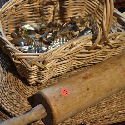 B Lot 17: Vintage Cookie Cutters & Large Wood Rolling Pin
