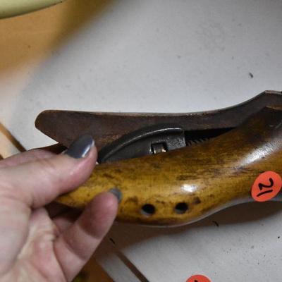 B Lot 21: Antique Cobblers Form