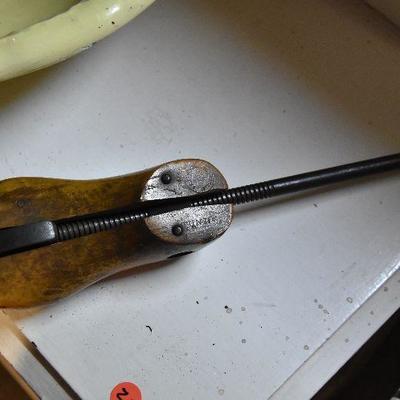 B Lot 21: Antique Cobblers Form