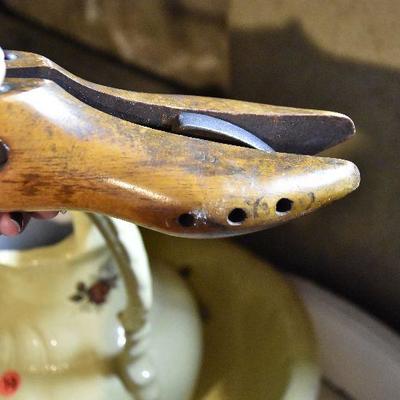 B Lot 21: Antique Cobblers Form