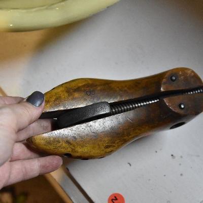 B Lot 21: Antique Cobblers Form