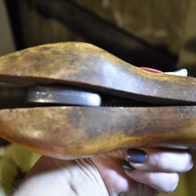 B Lot 21: Antique Cobblers Form