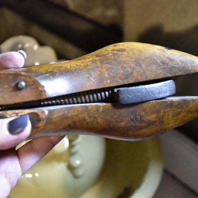 B Lot 21: Antique Cobblers Form