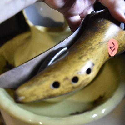 B Lot 21: Antique Cobblers Form