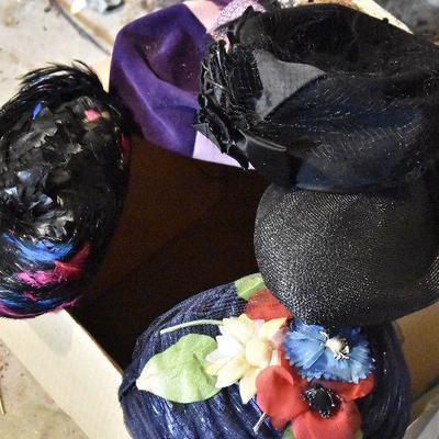 B Lot 26: Lot of Vintage Women's Hats