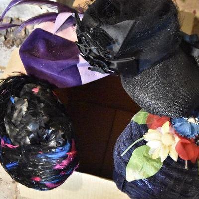 B Lot 26: Lot of Vintage Women's Hats