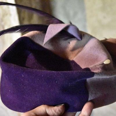 B Lot 26: Lot of Vintage Women's Hats