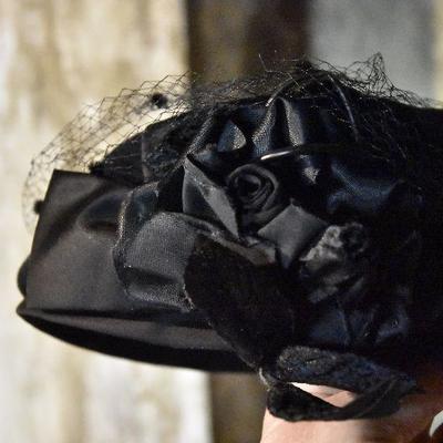 B Lot 26: Lot of Vintage Women's Hats