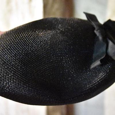 B Lot 26: Lot of Vintage Women's Hats