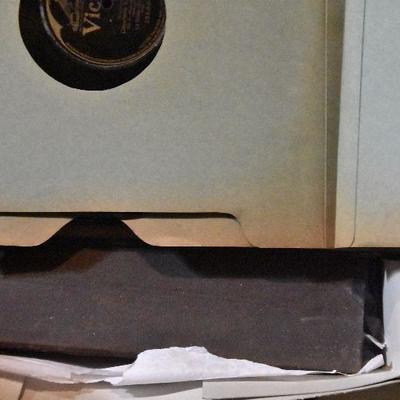 B Lot 27: Lot of Vintage Victrola Albums