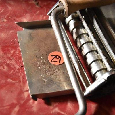 B Lot 29: Vintage Pasta Maker