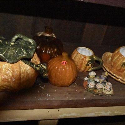 B Lot 33: Collection of Pumpkin DÃ©cor