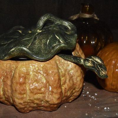 B Lot 33: Collection of Pumpkin DÃ©cor