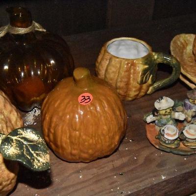 B Lot 33: Collection of Pumpkin DÃ©cor