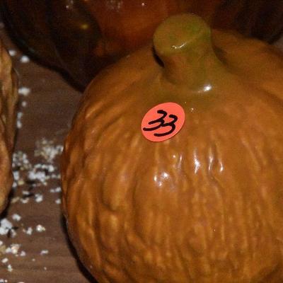 B Lot 33: Collection of Pumpkin DÃ©cor