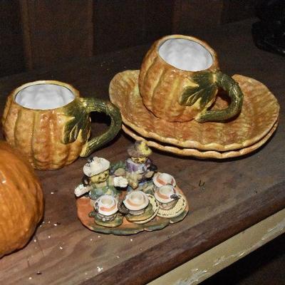 B Lot 33: Collection of Pumpkin DÃ©cor