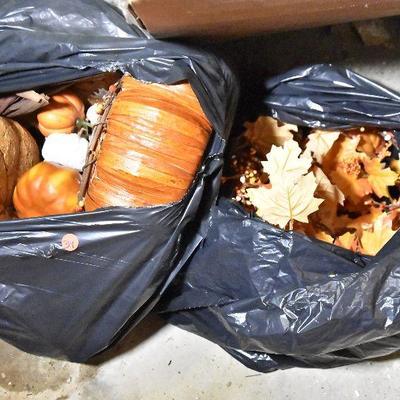 B Lot 34: Lot of Pumpkins and Autumn Garland
