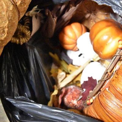 B Lot 34: Lot of Pumpkins and Autumn Garland