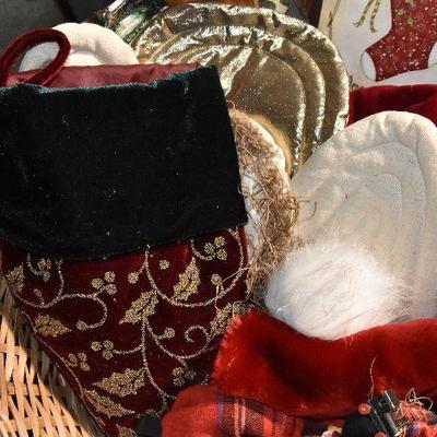 B Lot 37: Basket full of Christmas DÃ©cor