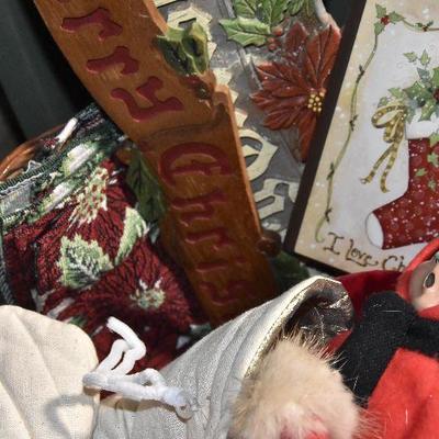B Lot 37: Basket full of Christmas DÃ©cor