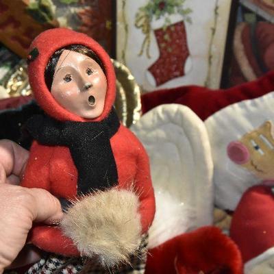 B Lot 37: Basket full of Christmas DÃ©cor