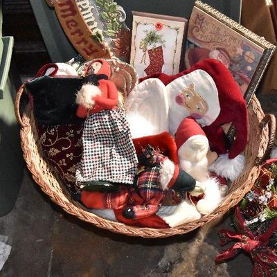 B Lot 37: Basket full of Christmas DÃ©cor