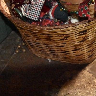 B Lot 37: Basket full of Christmas DÃ©cor