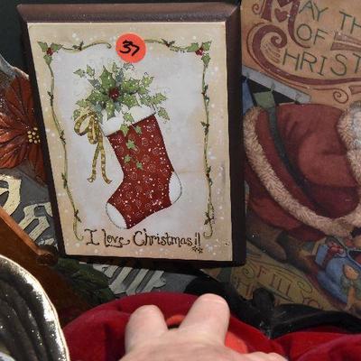 B Lot 37: Basket full of Christmas DÃ©cor