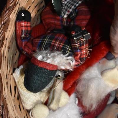B Lot 37: Basket full of Christmas DÃ©cor