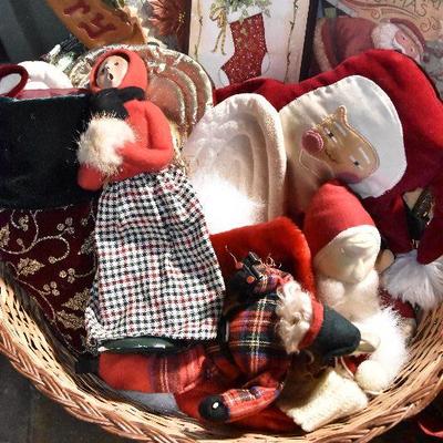 B Lot 37: Basket full of Christmas DÃ©cor