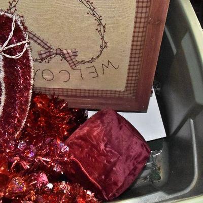 B Lot 38: Box Lot of Valentine's DÃ©cor
