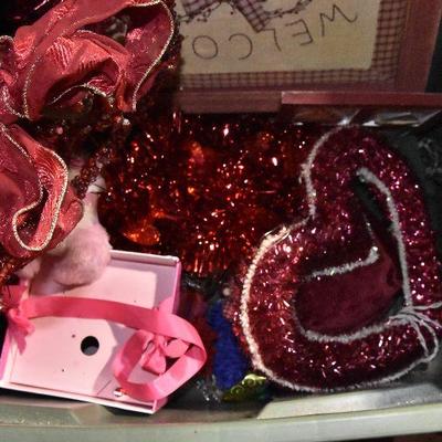 B Lot 38: Box Lot of Valentine's DÃ©cor