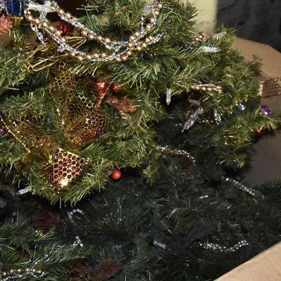 B Lot 39: Box of Holiday Garland
