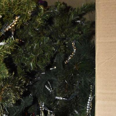 B Lot 39: Box of Holiday Garland