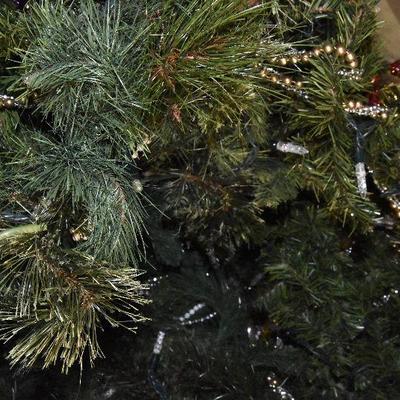 B Lot 39: Box of Holiday Garland