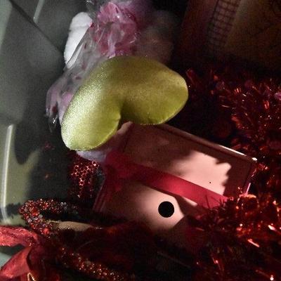 B Lot 39: Box of Holiday Garland