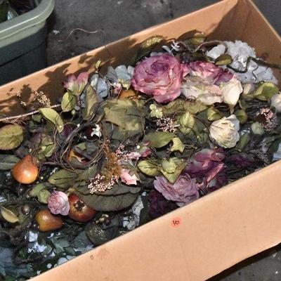 B Lot 40: Lot of Floral DÃ©cor