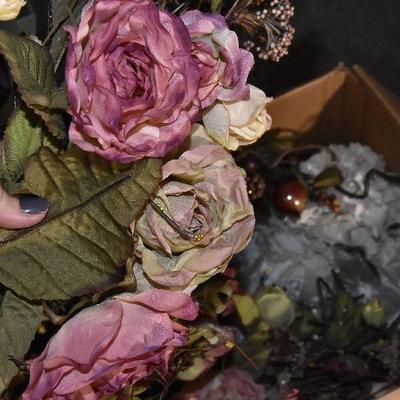 B Lot 40: Lot of Floral DÃ©cor