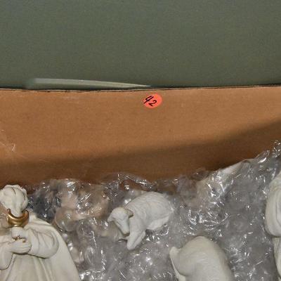 B Lot 42: Porcelain with Silver Nativity