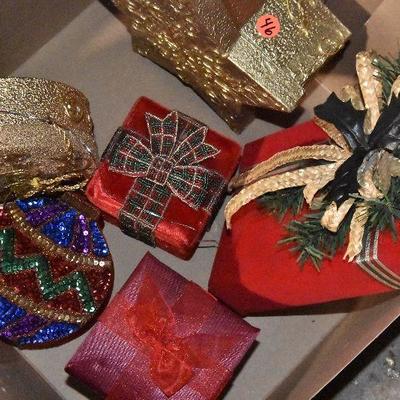 B Lot 46: Box of Christmas Boxes