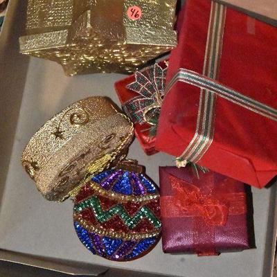 B Lot 46: Box of Christmas Boxes