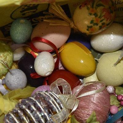 B Lot 49: Lot of Easter Eggs and Baskets