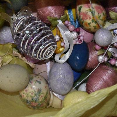 B Lot 49: Lot of Easter Eggs and Baskets